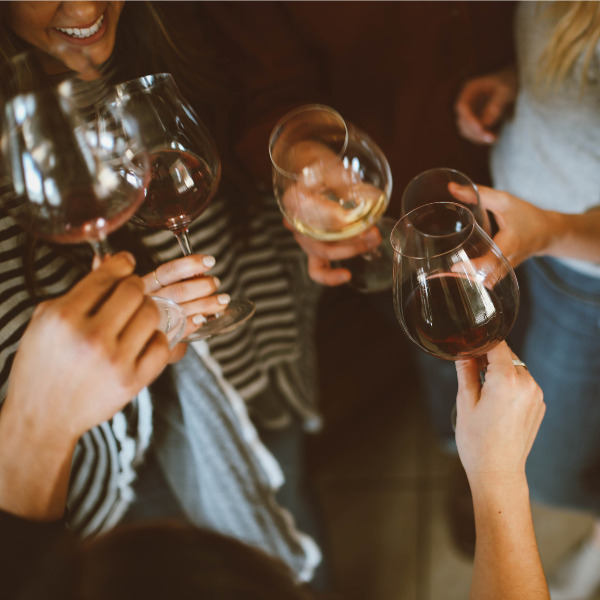 Drei Frauen stoßen mit Wein an